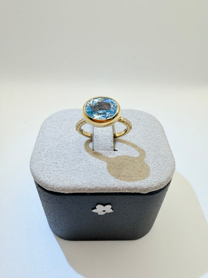 Anello Fiore in oro giallo con topazio sky e diamanti