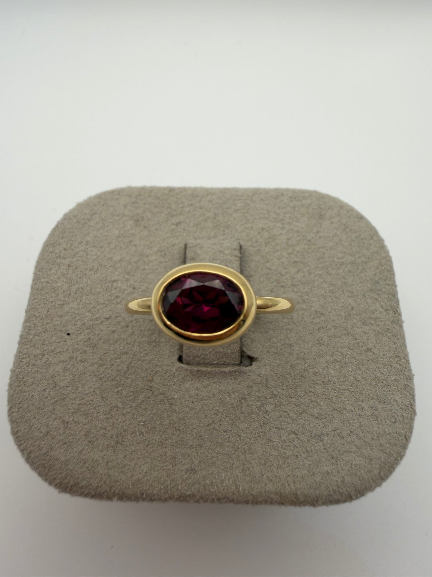 Anello Fiore in oro con Rodolite