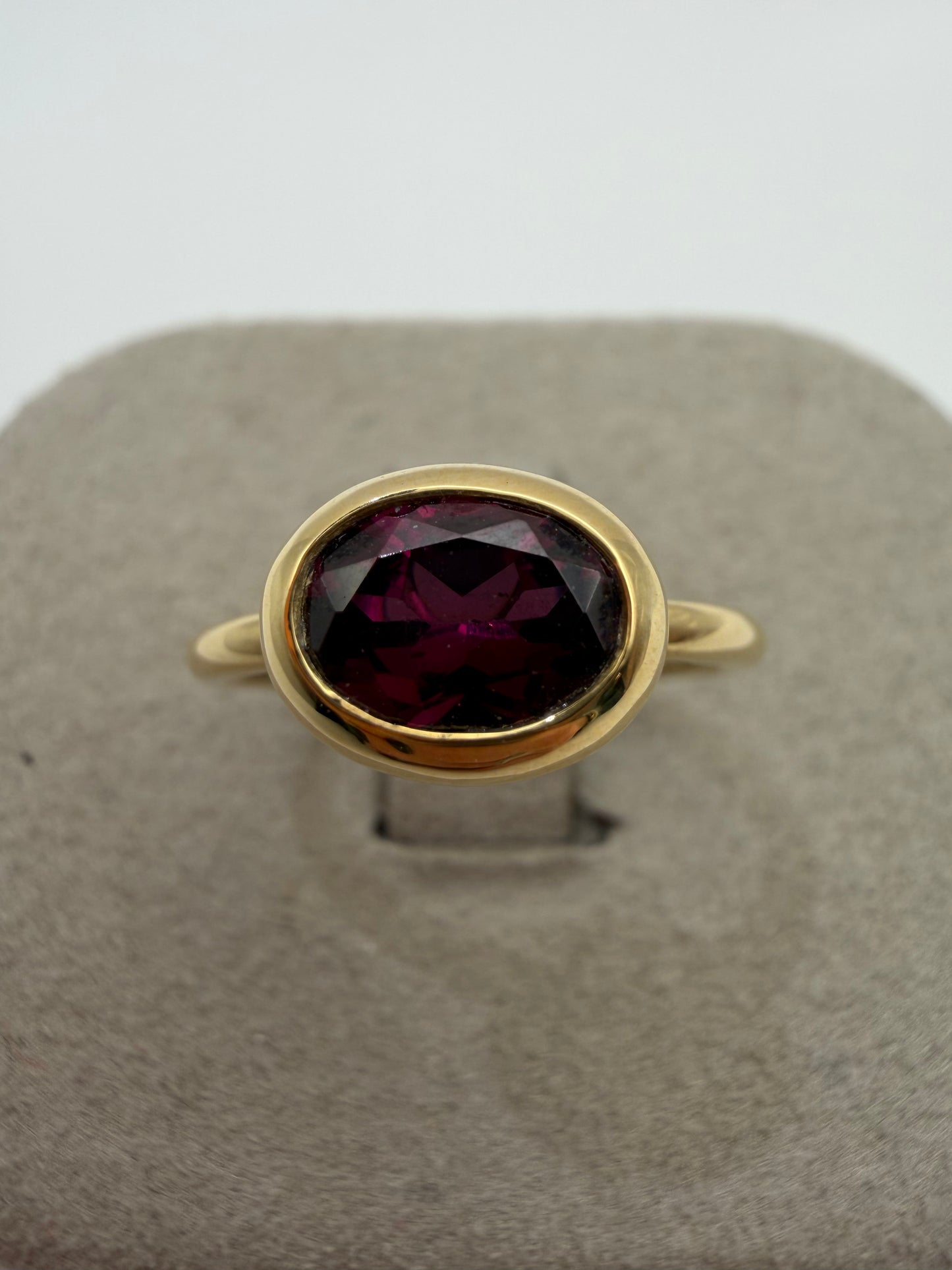 Anello Fiore in oro con Rodolite