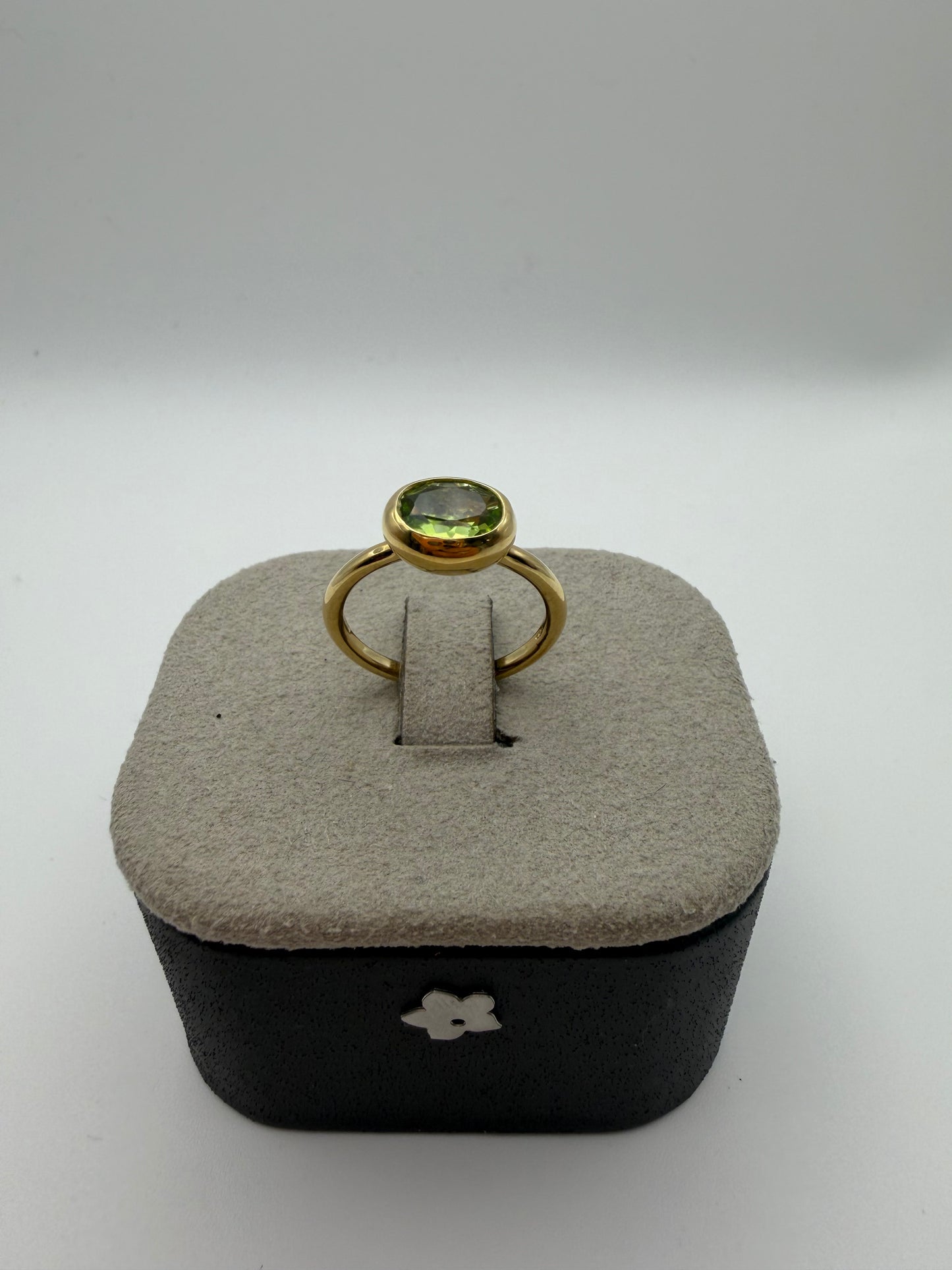 Anello Fiore in oro e Peridoto