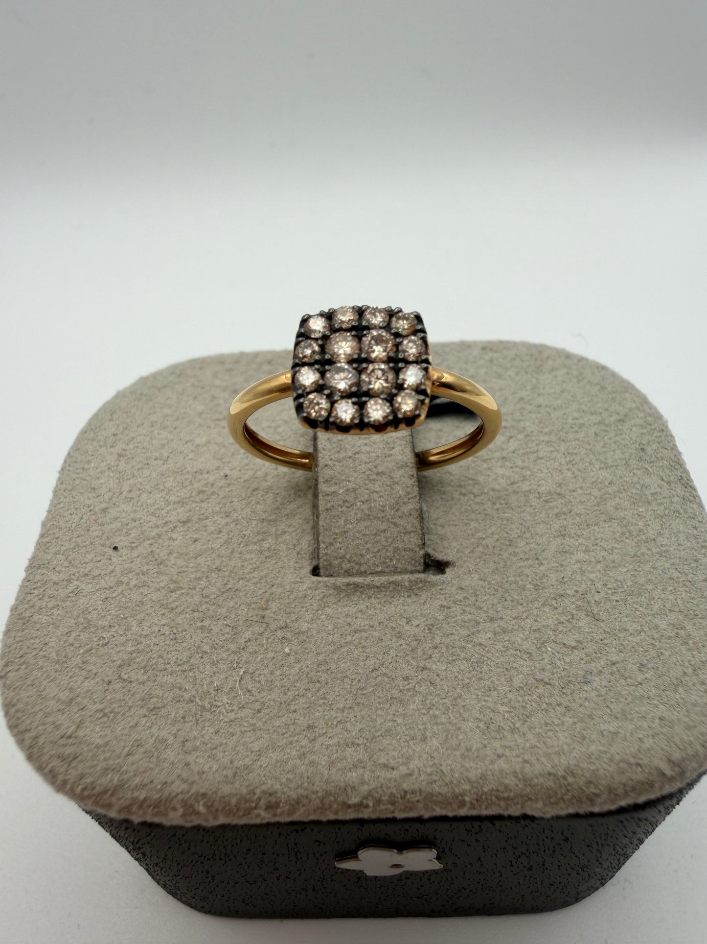 Anello Fiore in oro e diamanti a forma quadrata