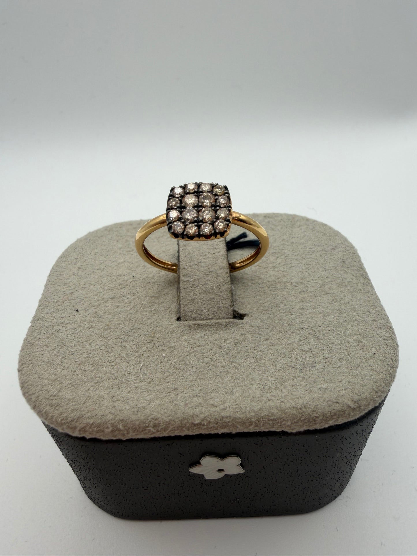 Anello Fiore in oro e diamanti a forma quadrata