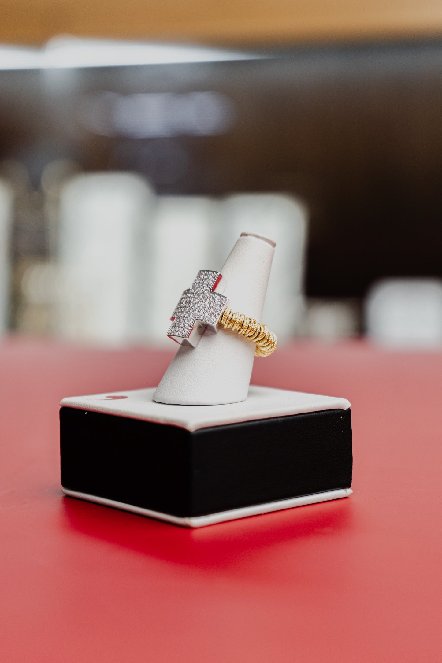 Anello Roberto Demeglio in oro giallo elastico, oro bianco e diamanti bianchi