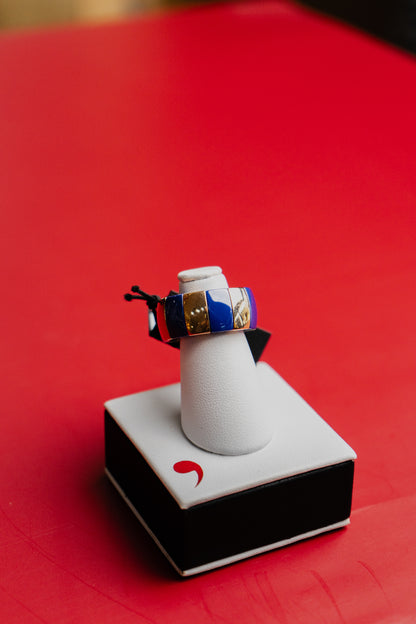 Anello Roberto Demeglio in ceramica blu e dorata