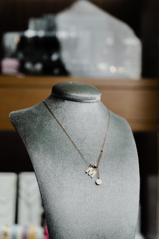 Collana Maman et Sophie in argento placcato in oro rosa con lettera pendente