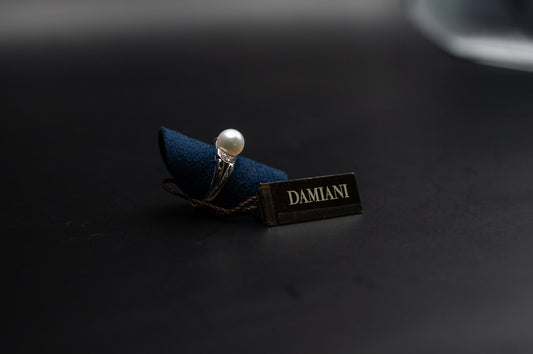 Anello Damiani in oro bianco, diamanti e perla