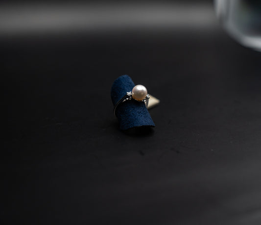 Anello Nardelli in oro bianco, diamanti e perla