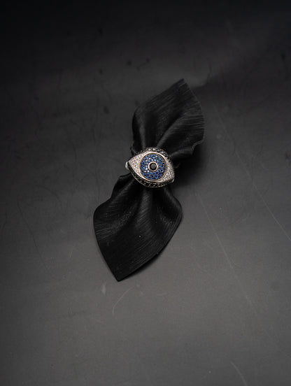 Anello Roberto Demeglio in oro bianco, diamanti bianchi, diamanti neri e zaffiri blu